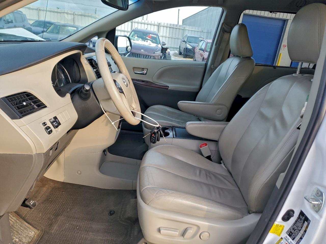 2013 TOYOTA SIENNA XLE photo 7