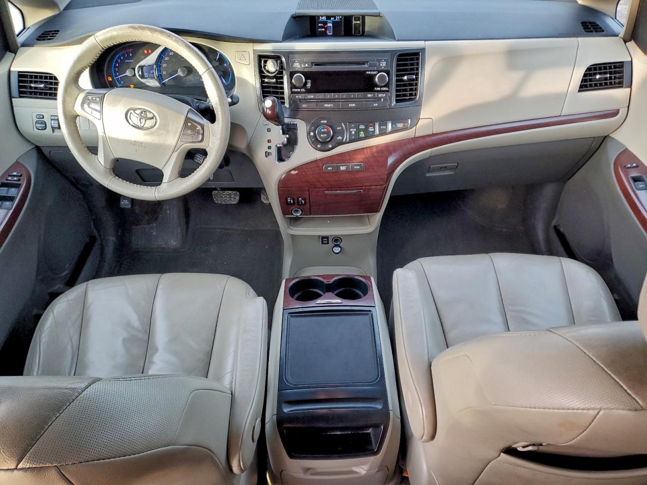 2013 TOYOTA SIENNA XLE photo 8