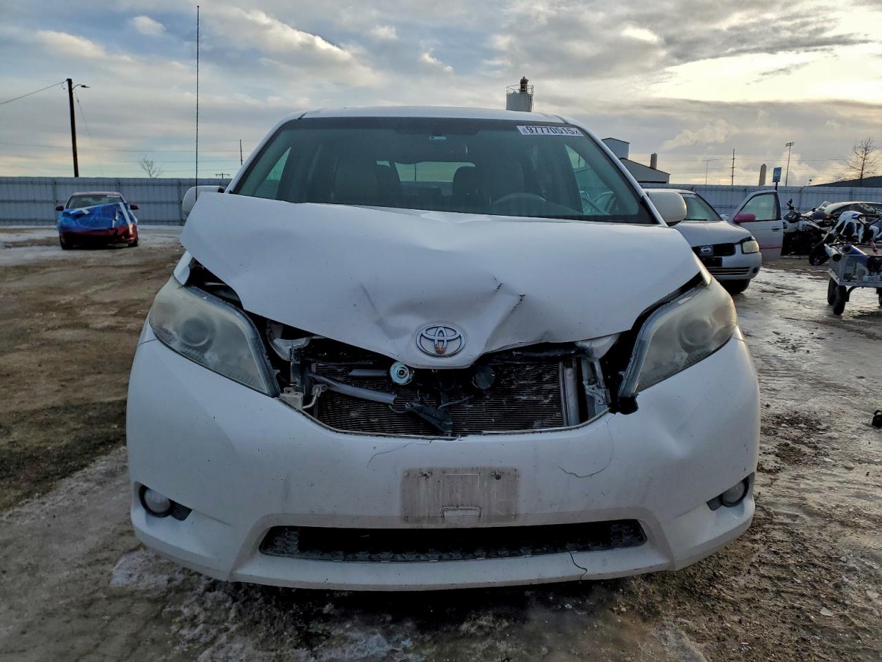 2013 TOYOTA SIENNA XLE photo 5