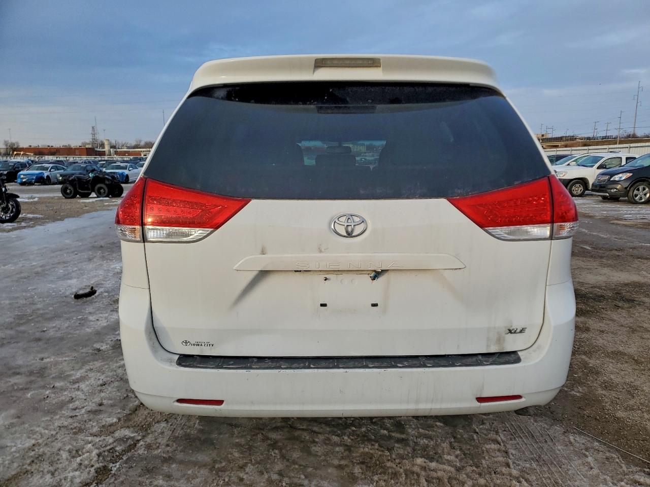 2013 TOYOTA SIENNA XLE photo 6