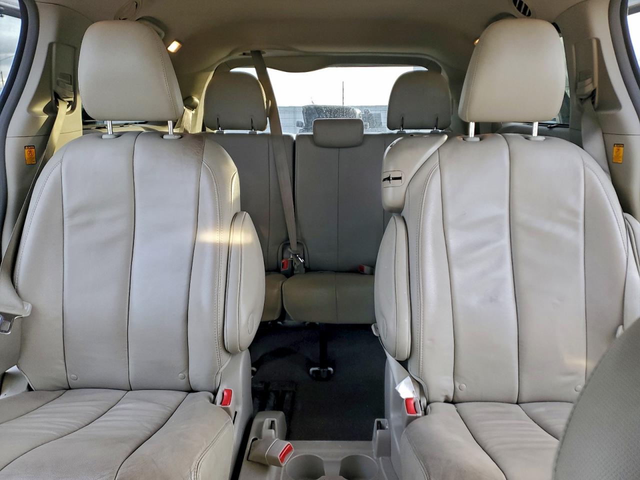 2013 TOYOTA SIENNA XLE photo 10