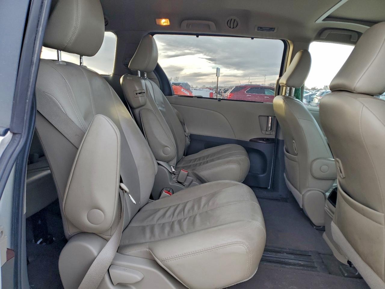 2013 TOYOTA SIENNA XLE photo 11