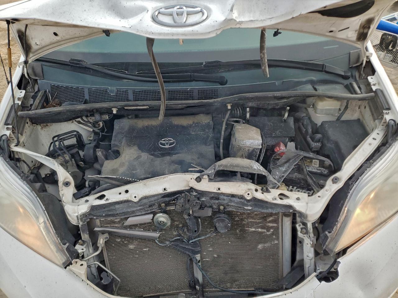 2013 TOYOTA SIENNA XLE photo 12