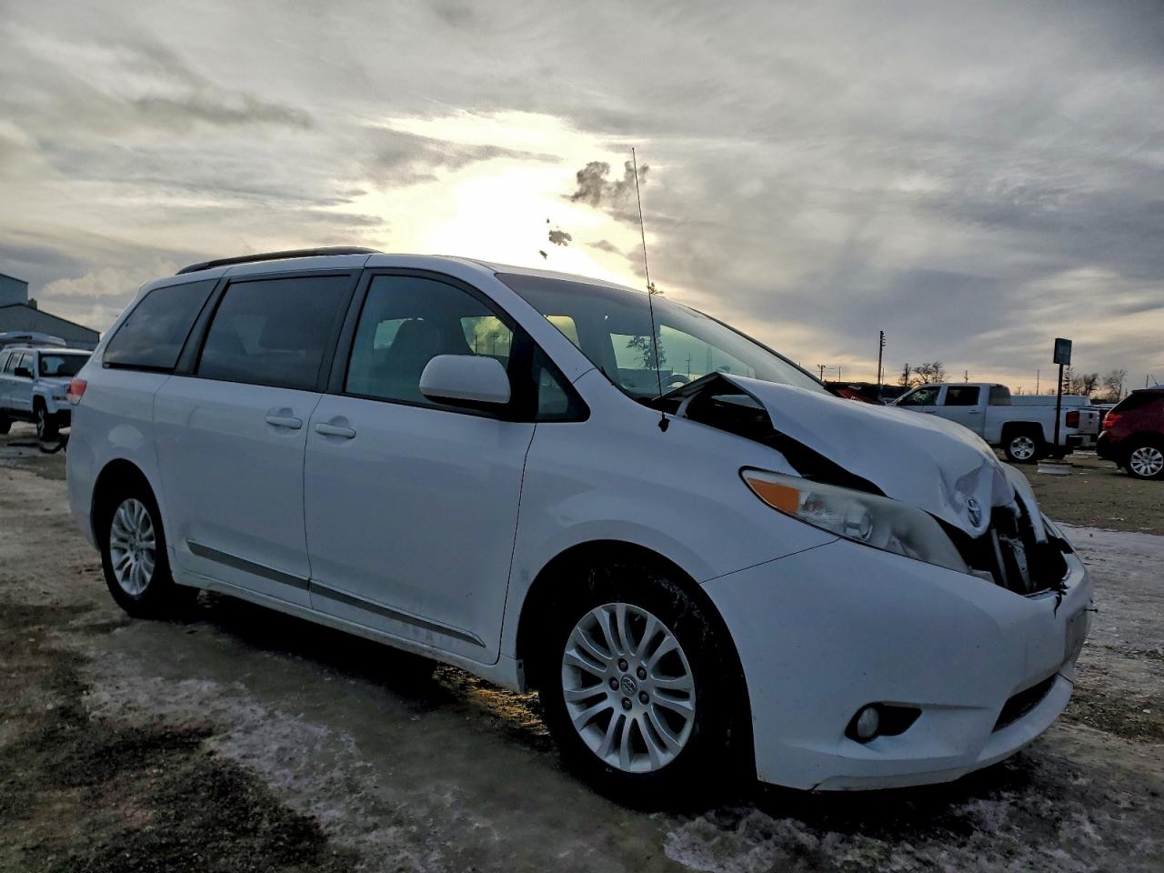 2013 TOYOTA SIENNA XLE photo 4