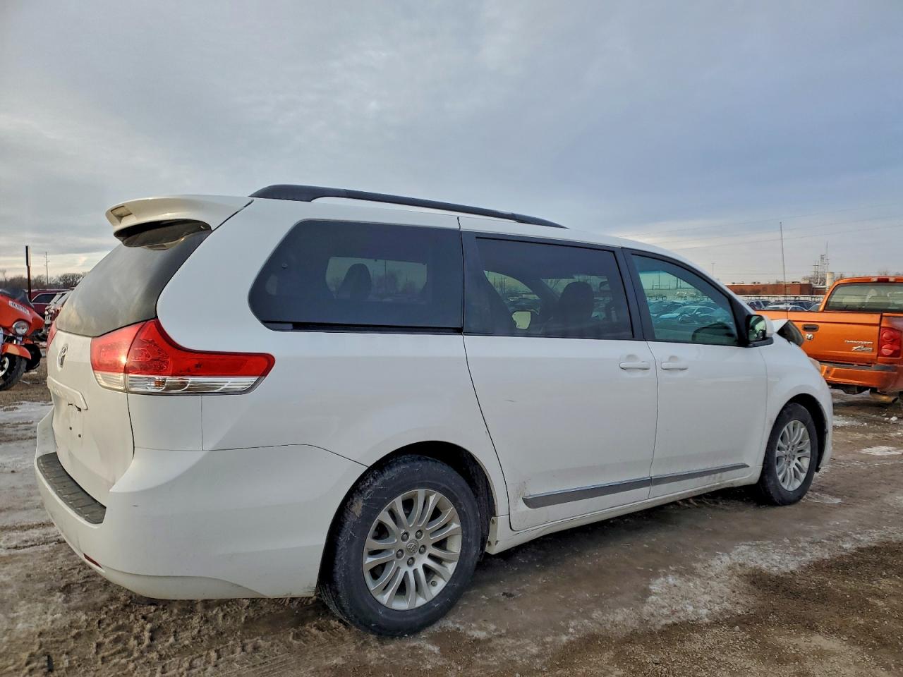 2013 TOYOTA SIENNA XLE photo 3