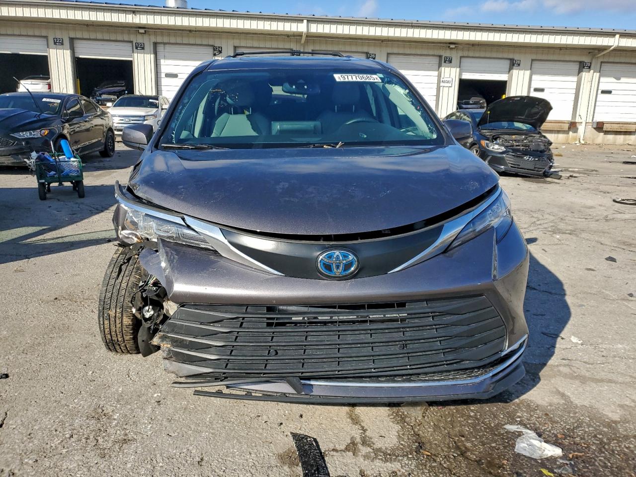 2022 TOYOTA SIENNA XLE photo 13