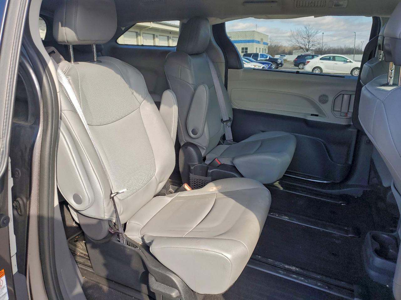 2022 TOYOTA SIENNA XLE photo 31
