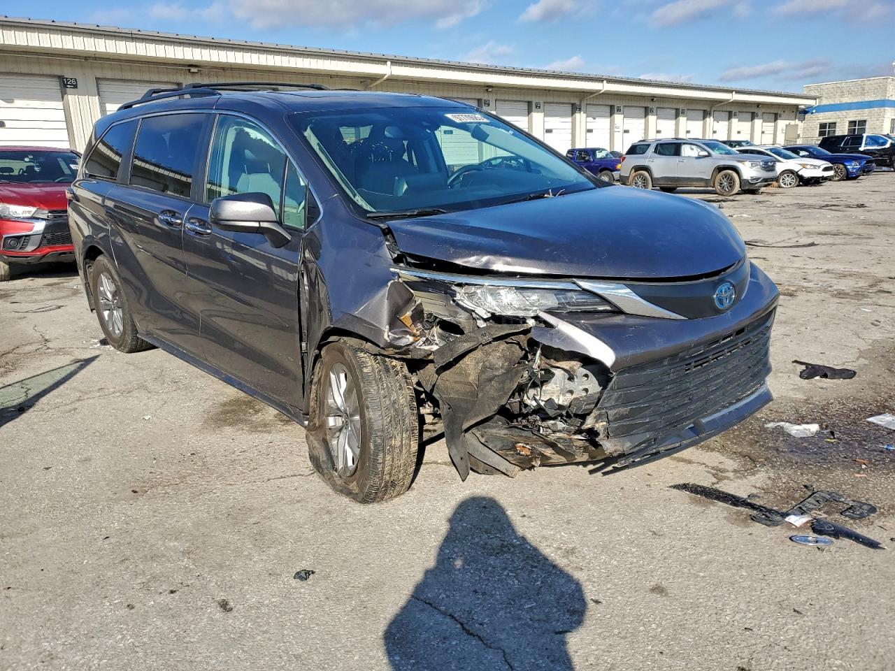2022 TOYOTA SIENNA XLE photo 10
