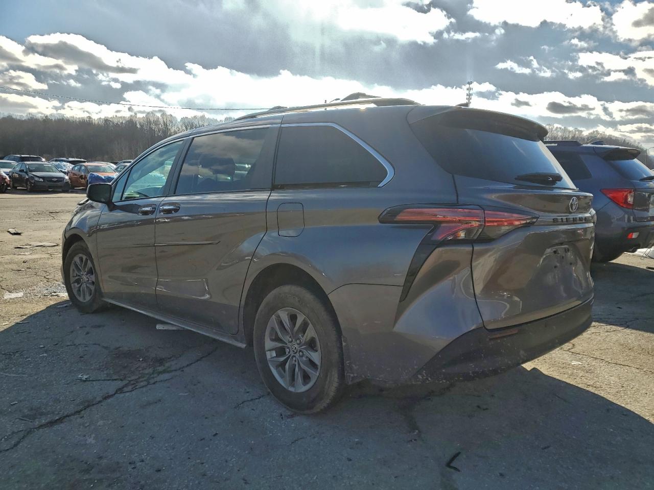 2022 TOYOTA SIENNA XLE photo 4