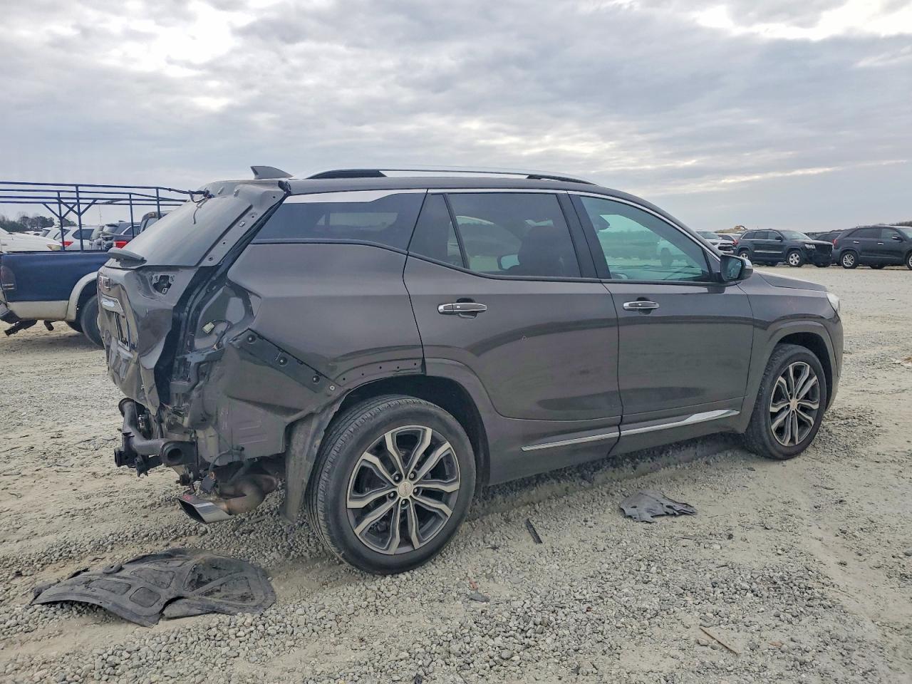 2019 GMC TERRAIN DENALI photo 3