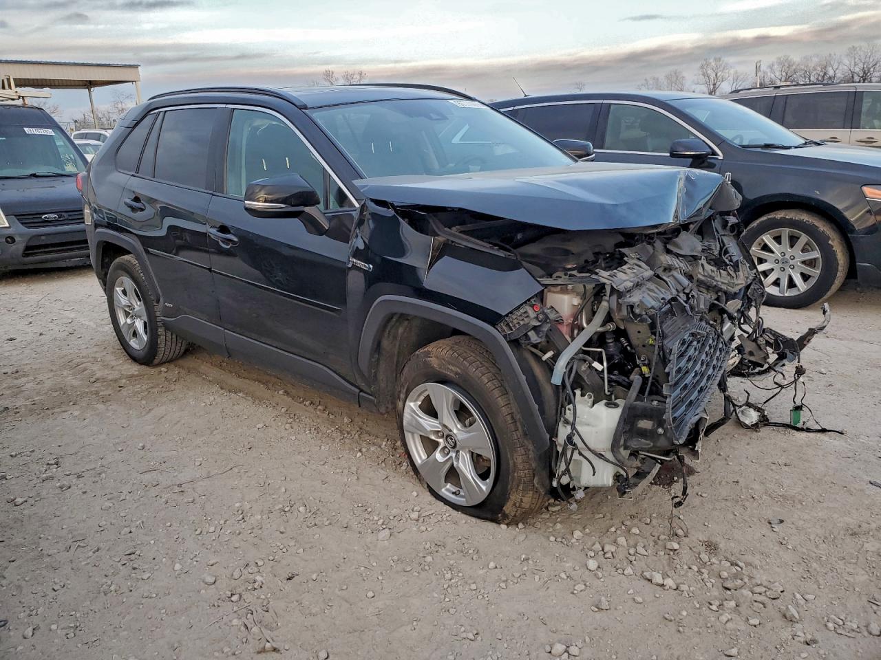 2019 TOYOTA RAV4 XLE photo 4
