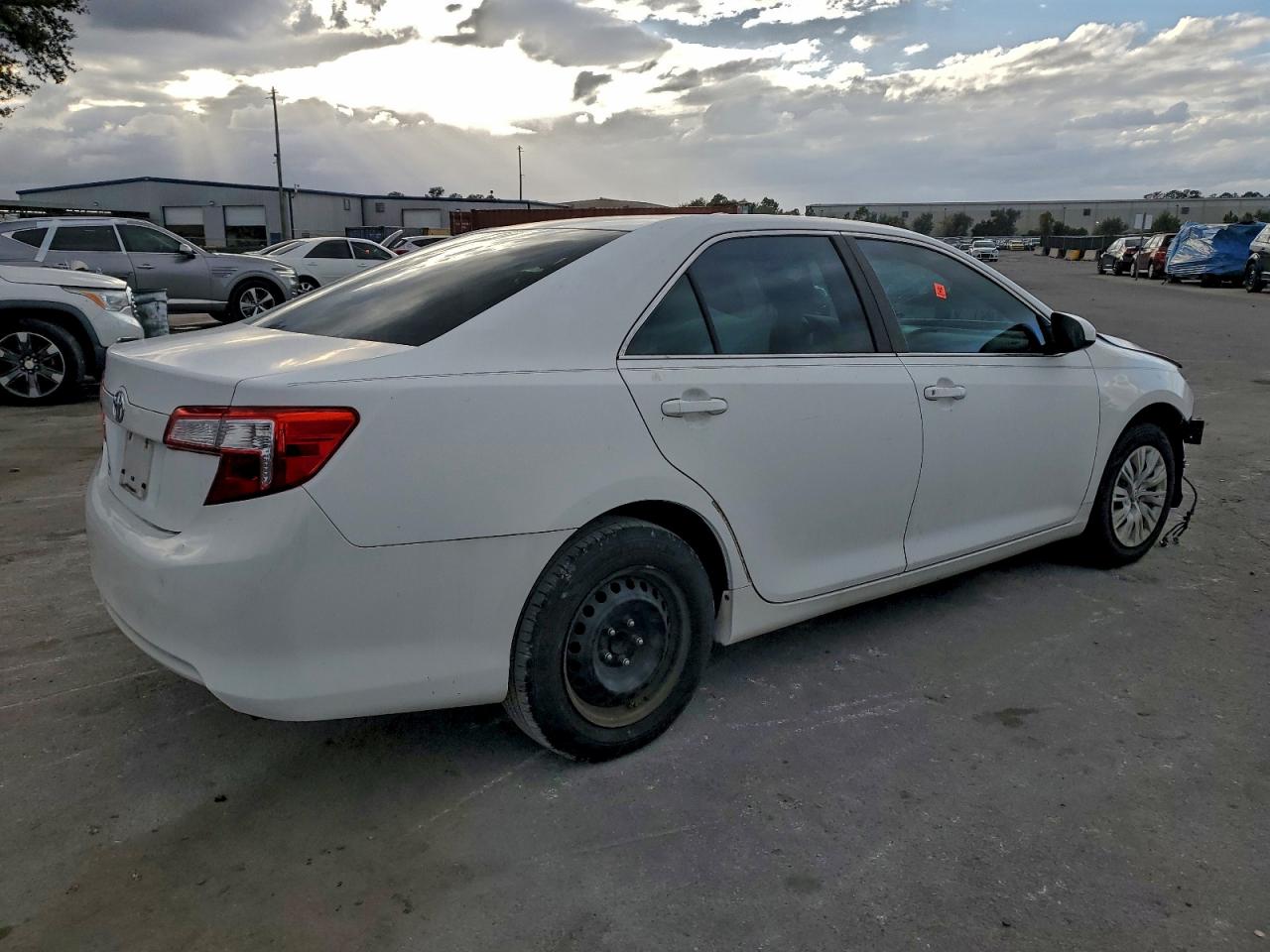 2014 TOYOTA CAMRY L photo 3
