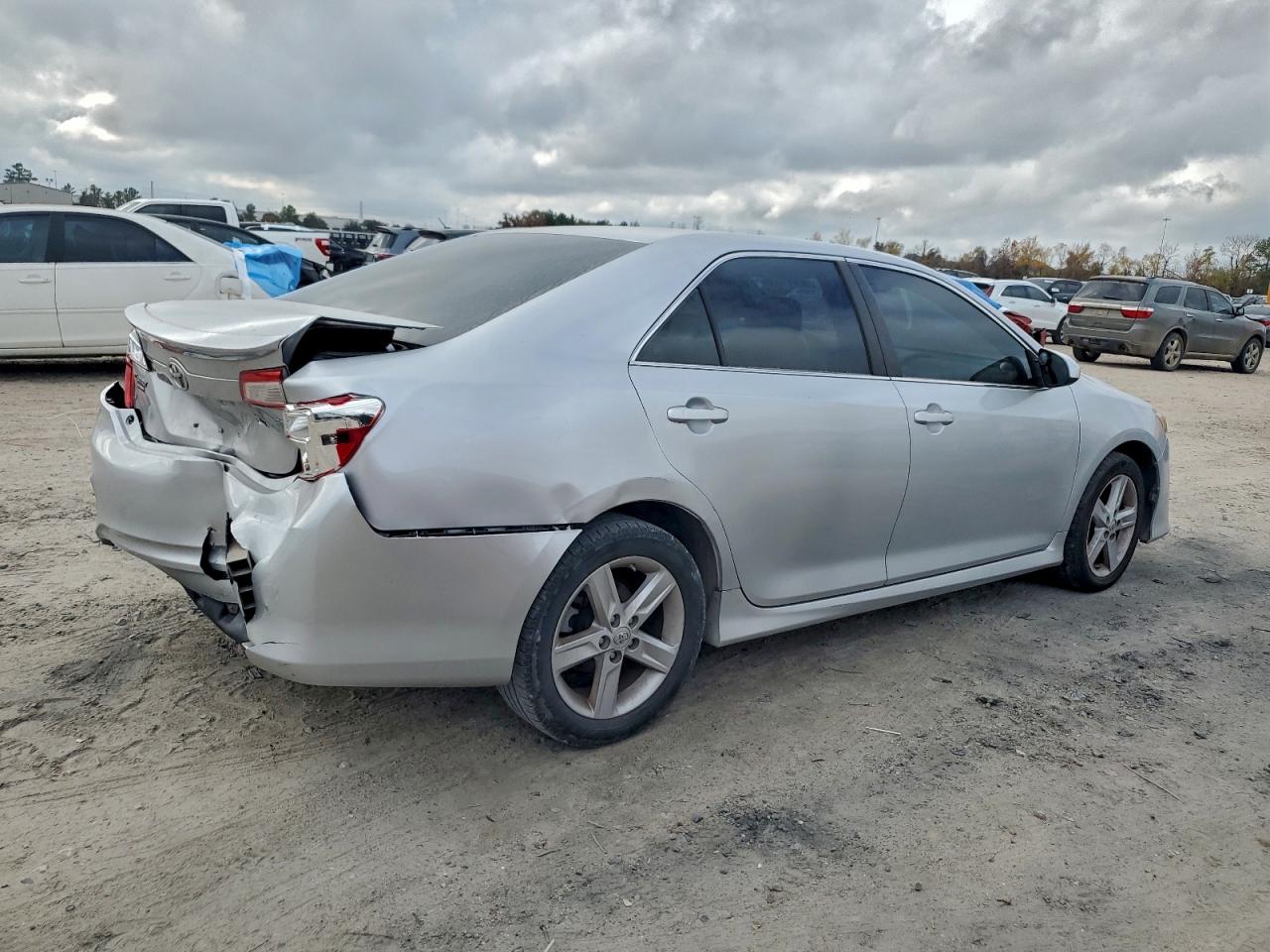 2013 TOYOTA CAMRY L photo 5