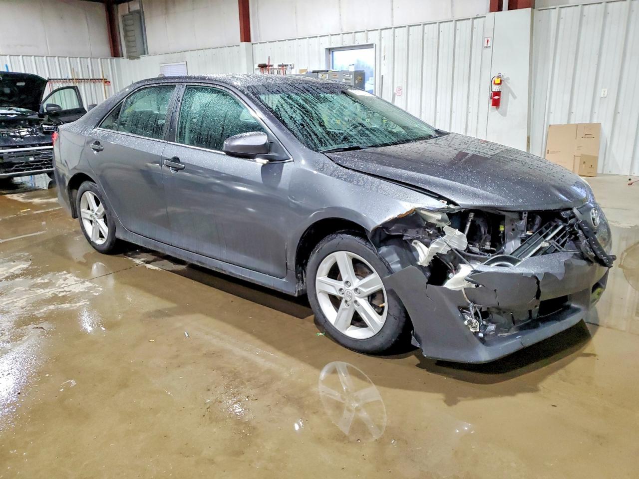 2014 TOYOTA CAMRY L photo 10