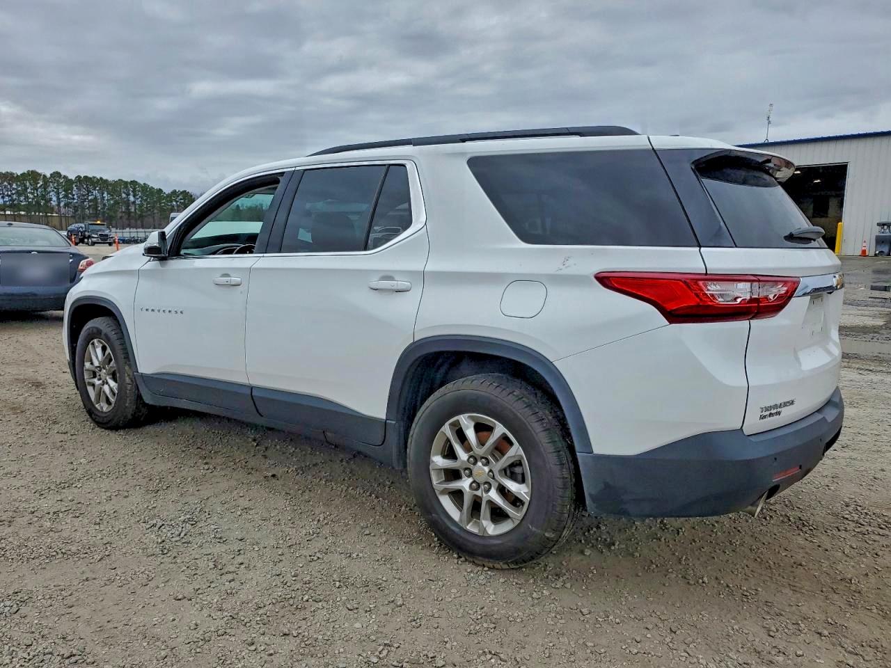 2019 CHEVROLET TRAVERSE LT photo 2