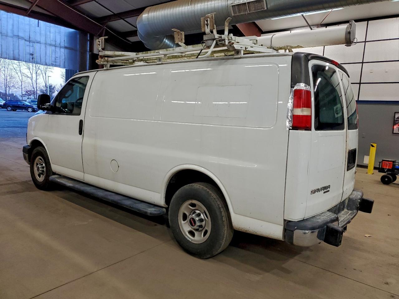 2016 GMC SAVANA G2500 photo 2