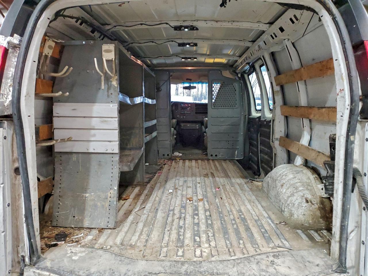 2016 GMC SAVANA G2500 photo 10