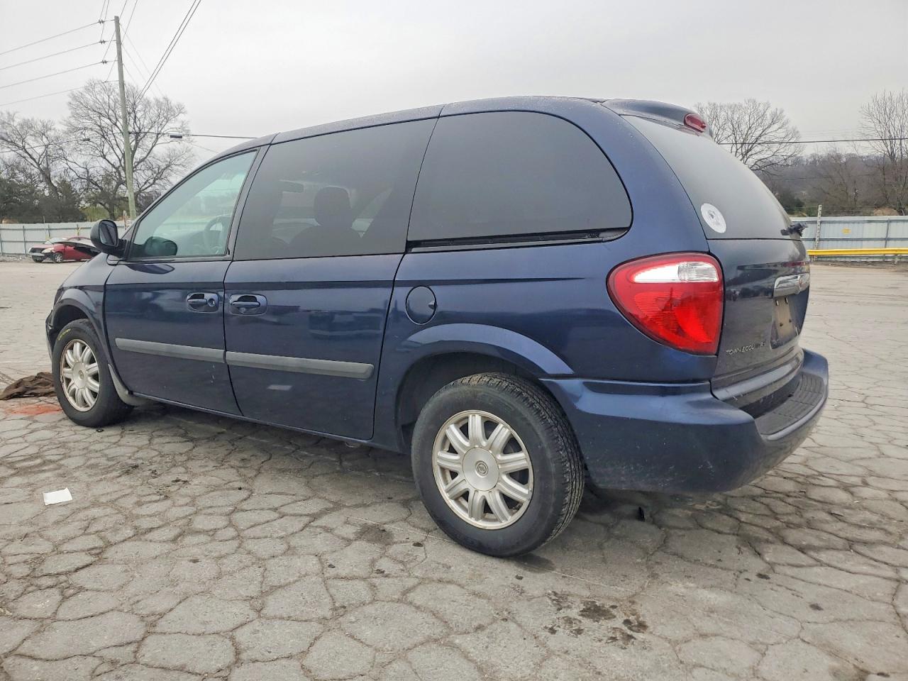 2006 CHRYSLER TOWN & COUNTRY photo 2