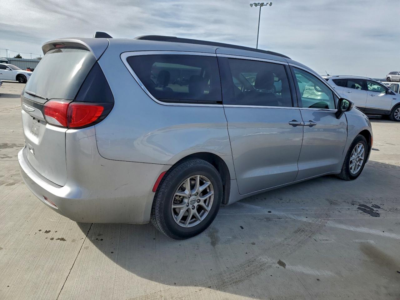 2021 CHRYSLER VOYAGER LXI photo 3