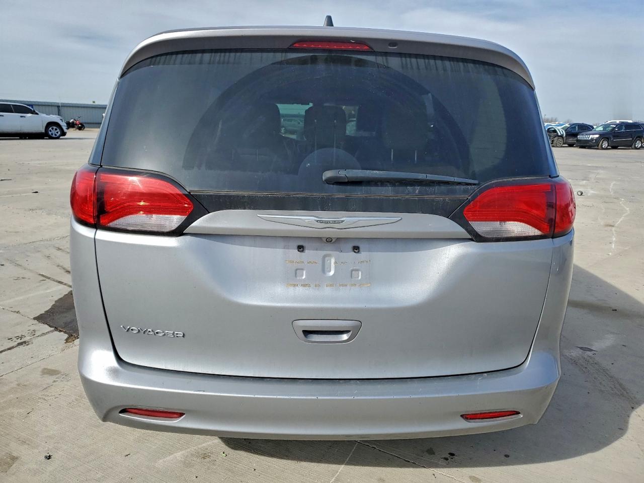 2021 CHRYSLER VOYAGER LXI photo 6