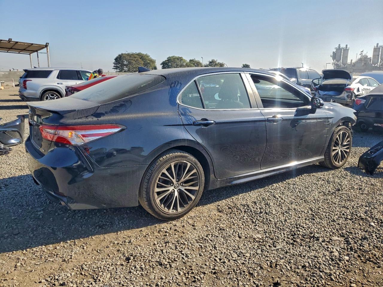 2020 TOYOTA CAMRY SE photo 3