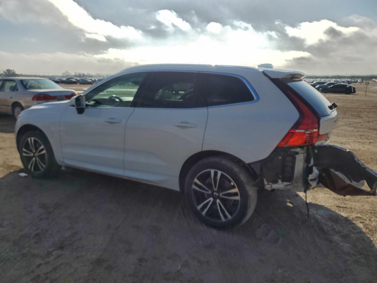 2021 VOLVO XC60 T5 MOMENTUM photo 2