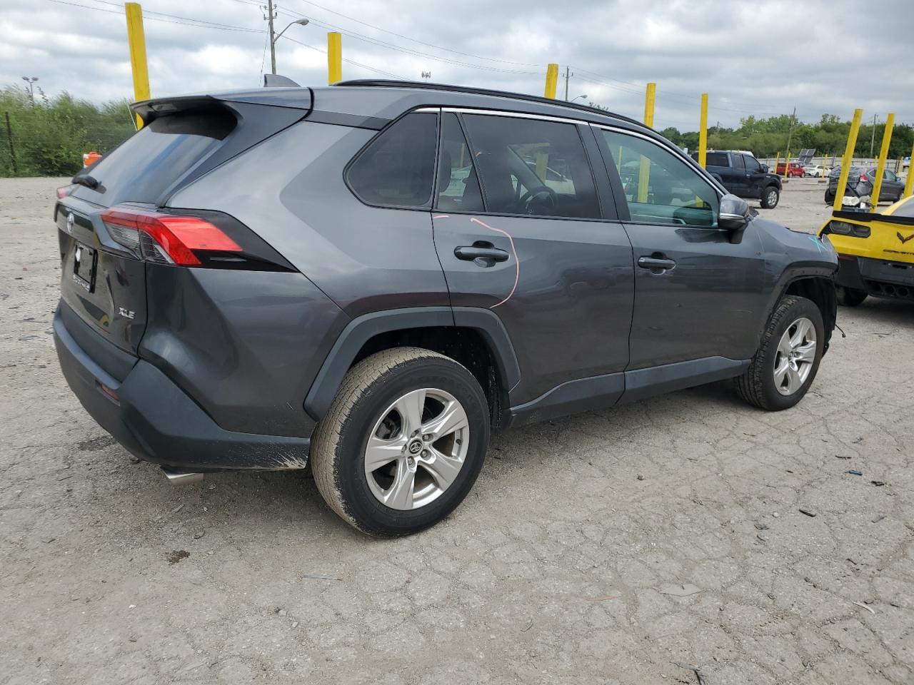 2021 TOYOTA RAV4 XLE photo 3