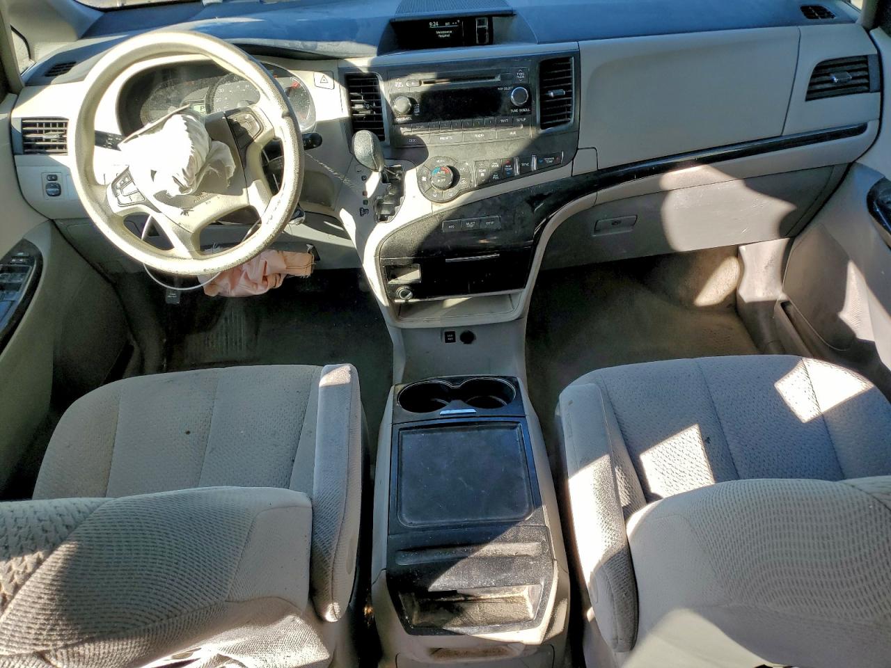2014 TOYOTA SIENNA LE photo 8