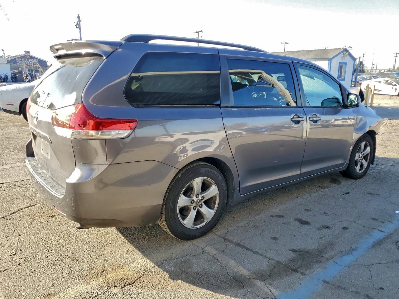 2014 TOYOTA SIENNA LE photo 3