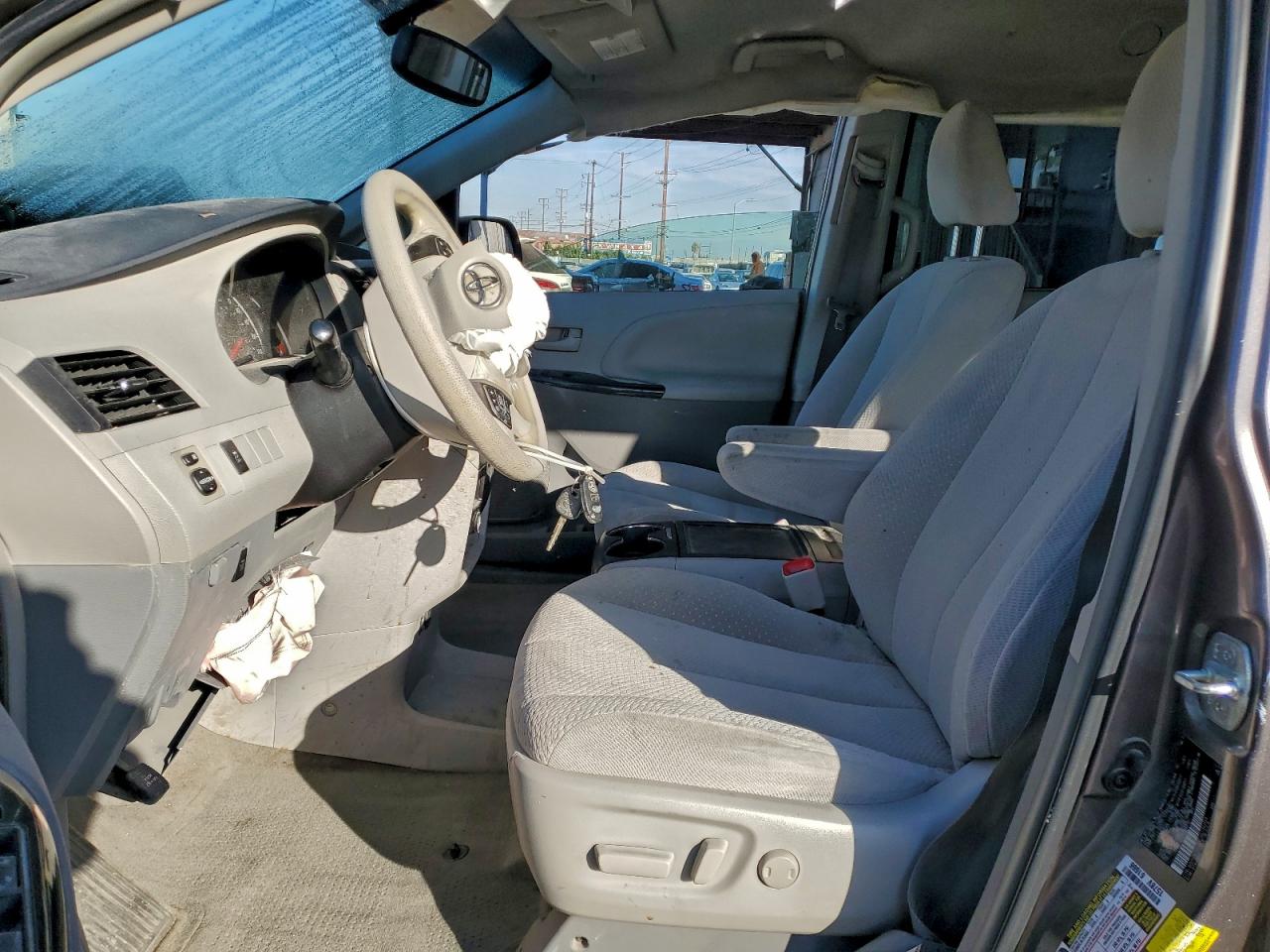 2014 TOYOTA SIENNA LE photo 7
