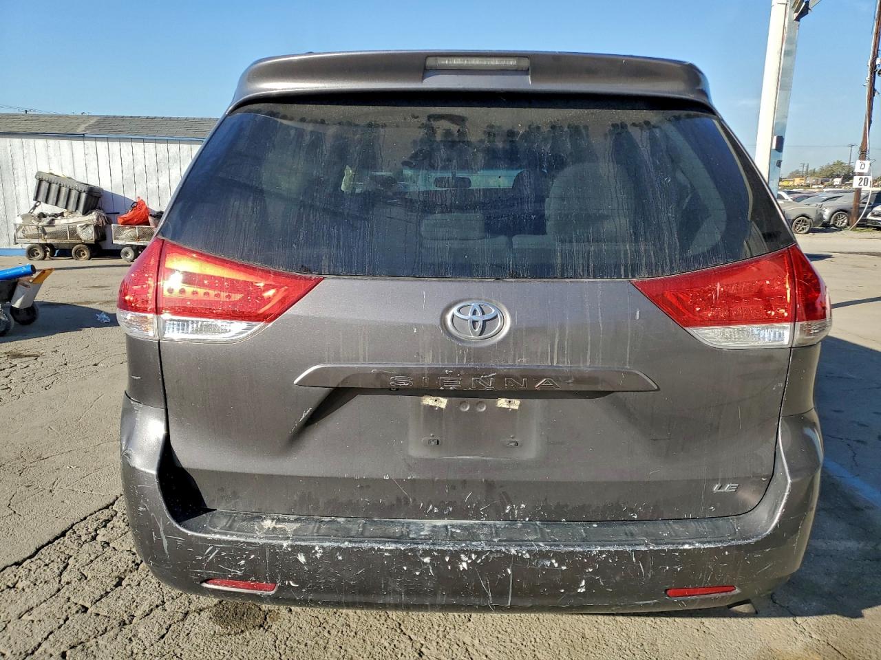2014 TOYOTA SIENNA LE photo 6