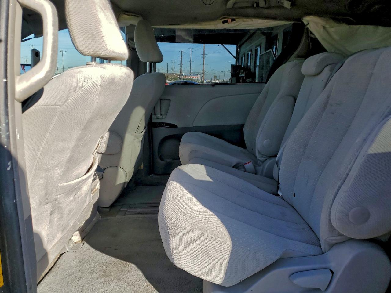 2014 TOYOTA SIENNA LE photo 11