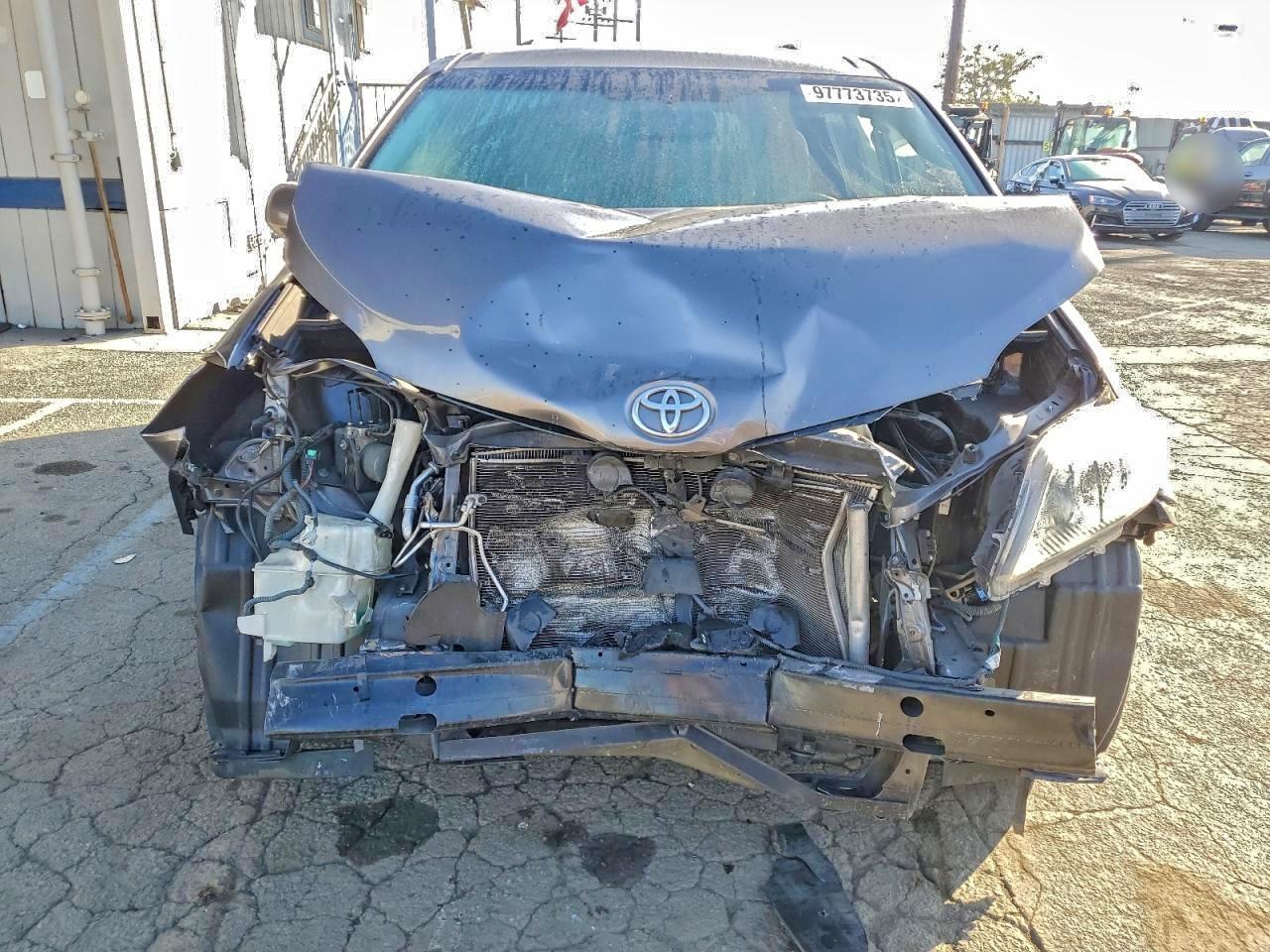 2014 TOYOTA SIENNA LE photo 5