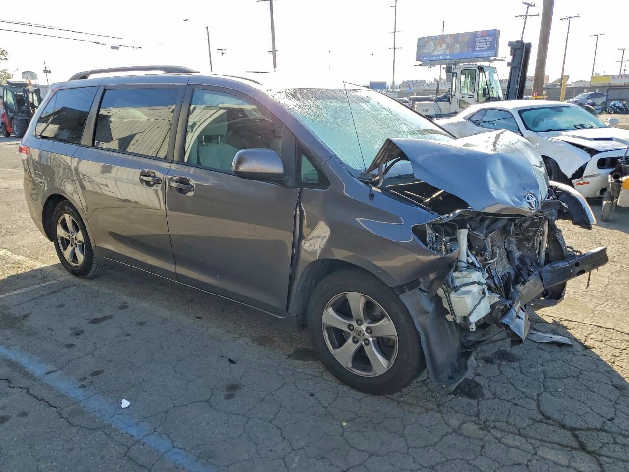 2014 TOYOTA SIENNA LE photo 4
