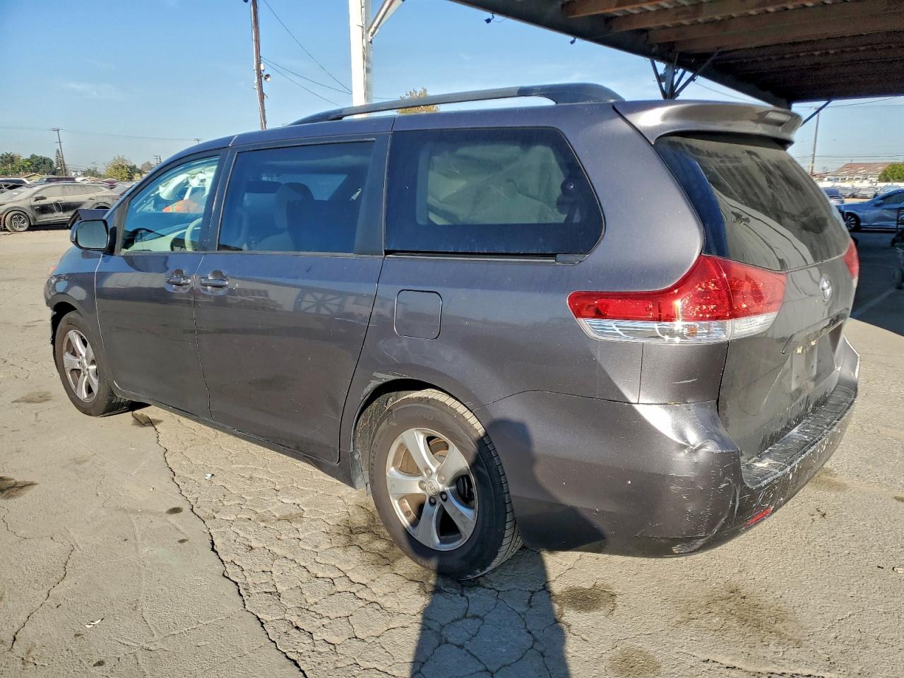 2014 TOYOTA SIENNA LE photo 2