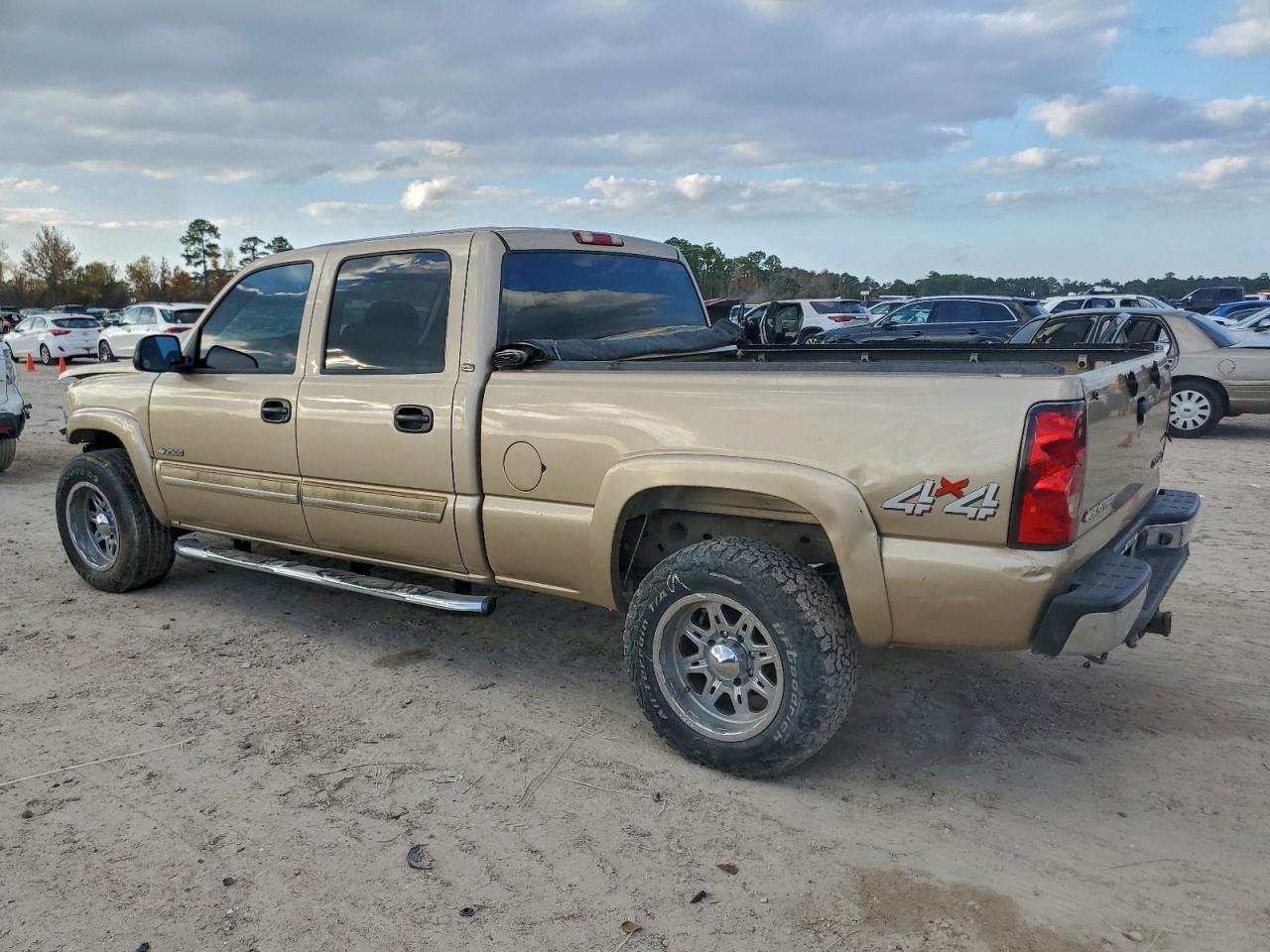 2004 CHEVROLET SILVERADO K2500 photo 2
