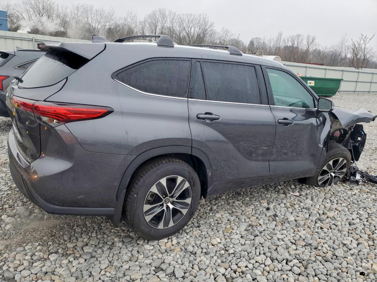 2020 TOYOTA HIGHLANDER XLE photo 3