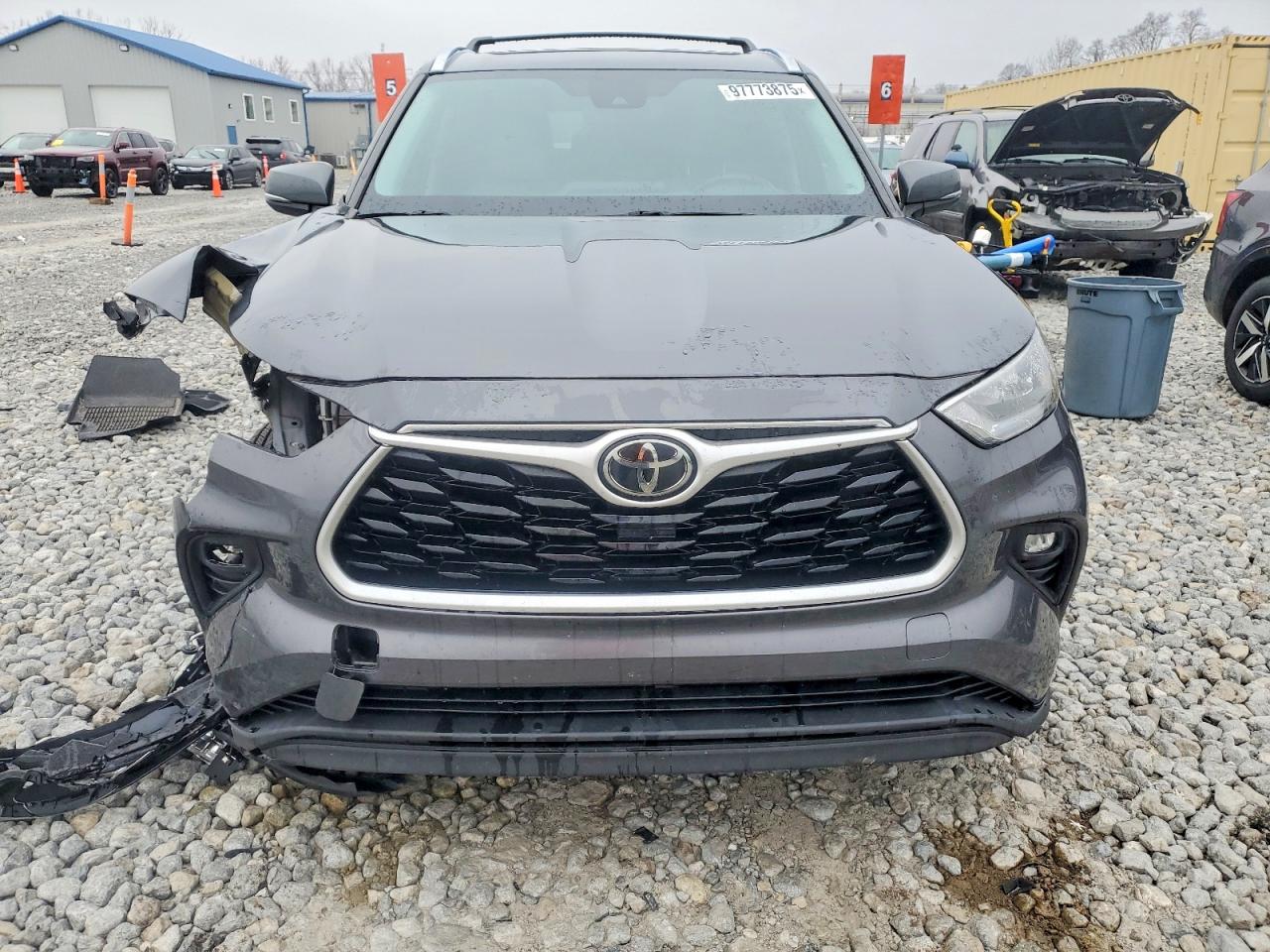 2020 TOYOTA HIGHLANDER XLE photo 5