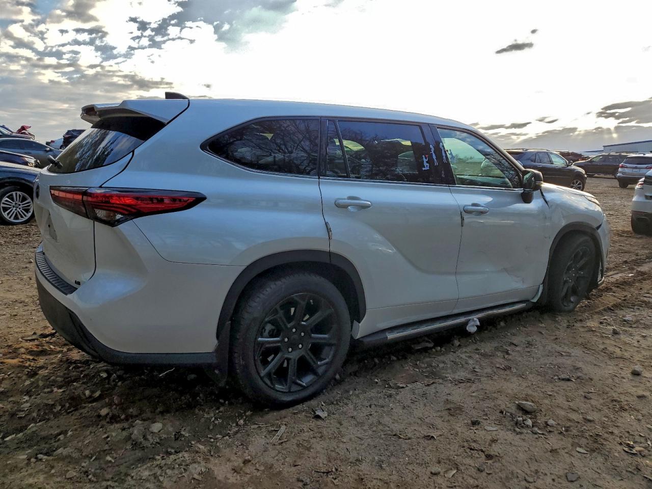 2022 TOYOTA HIGHLANDER L photo 3