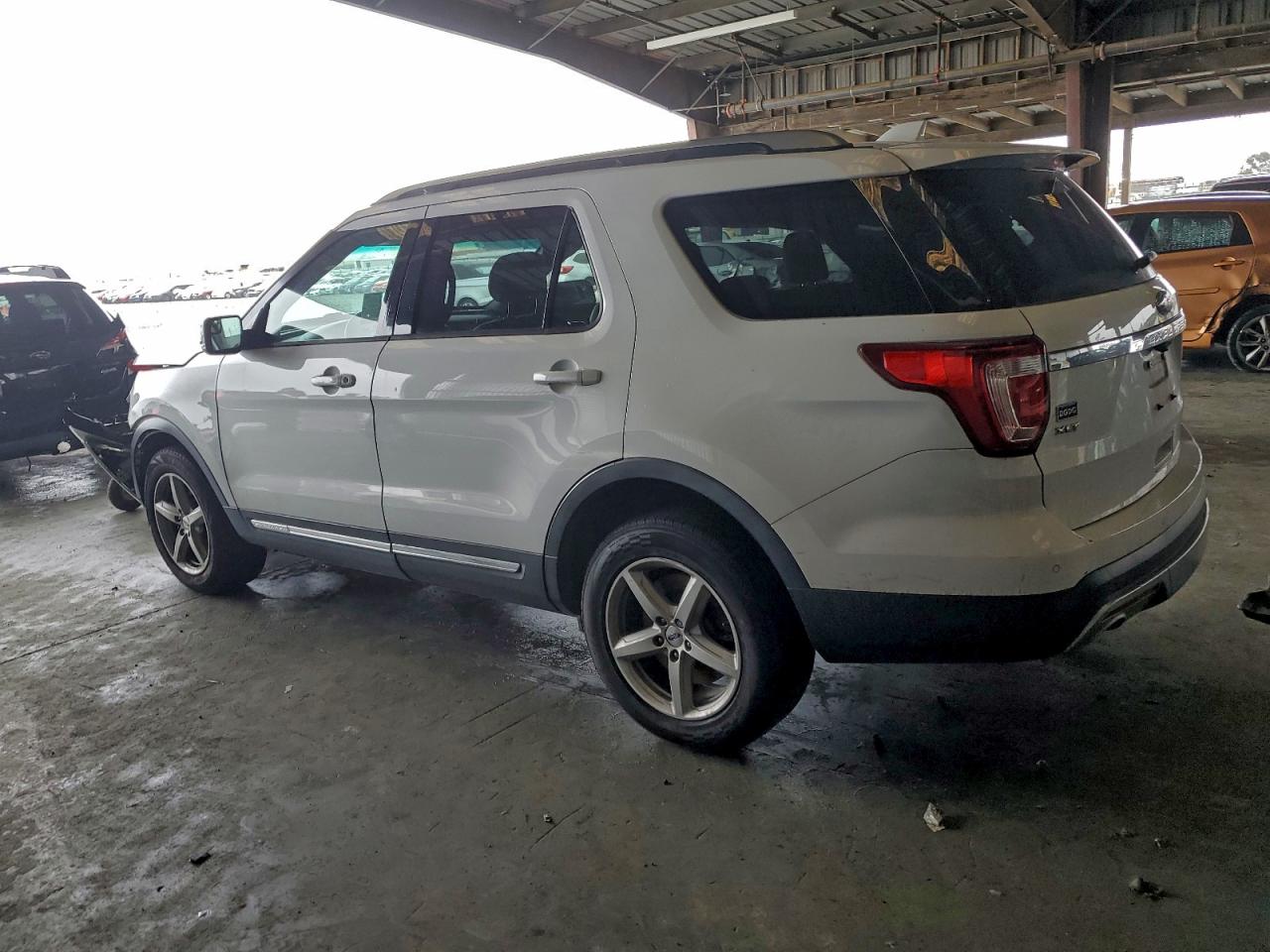 2016 FORD EXPLORER XLT photo 2