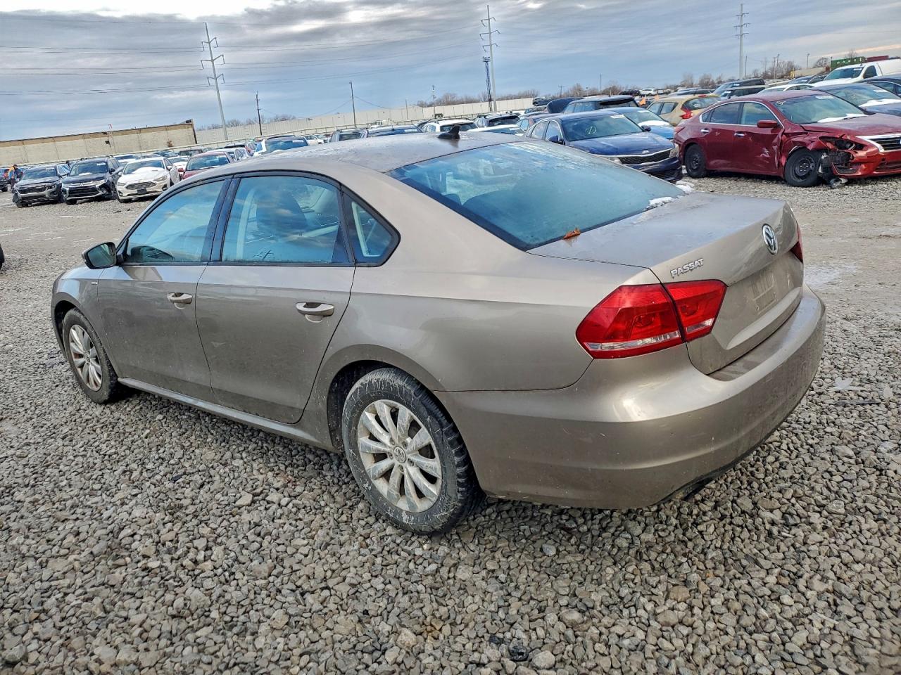 2015 VOLKSWAGEN PASSAT S photo 2