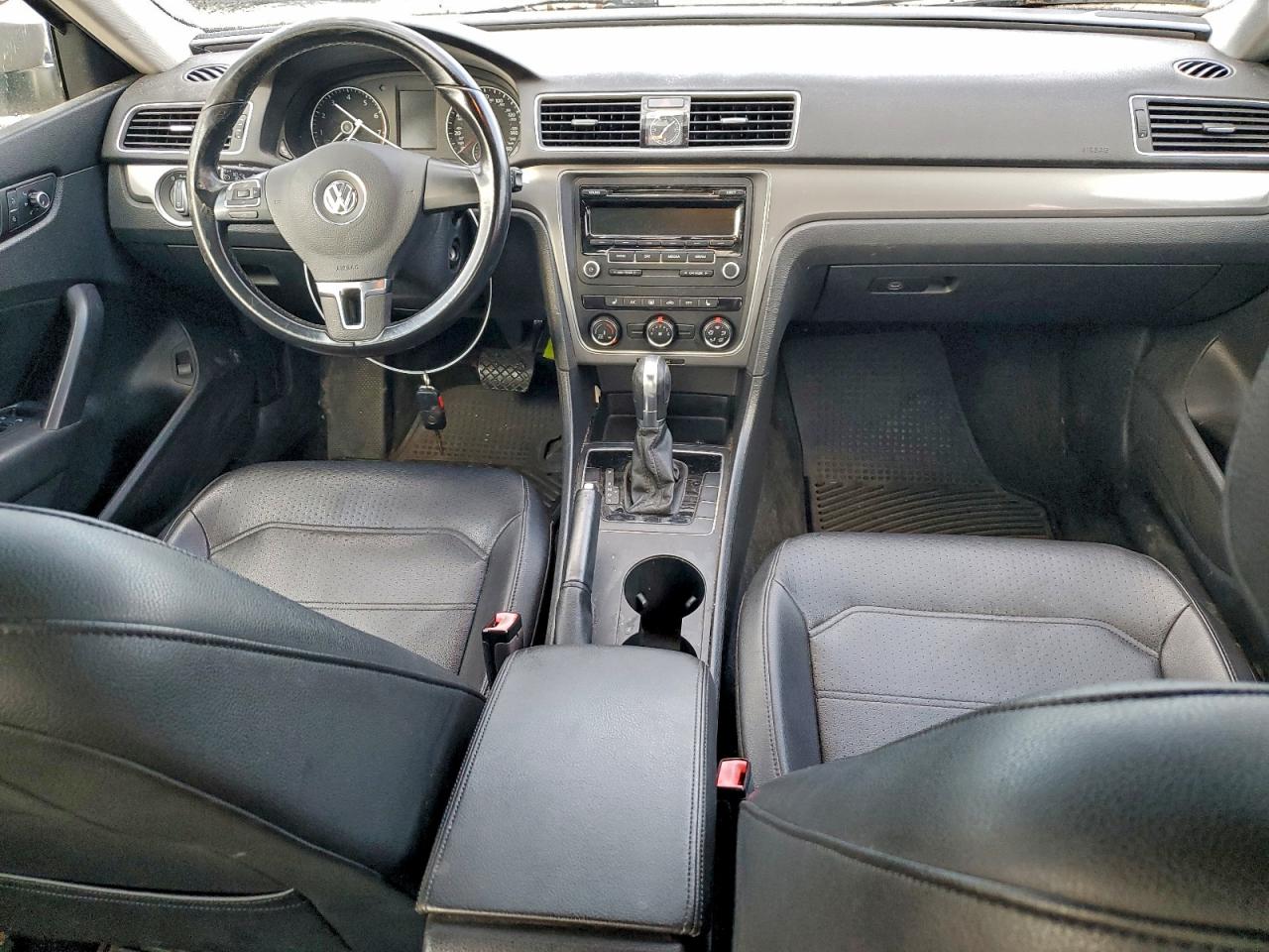 2015 VOLKSWAGEN PASSAT S photo 8
