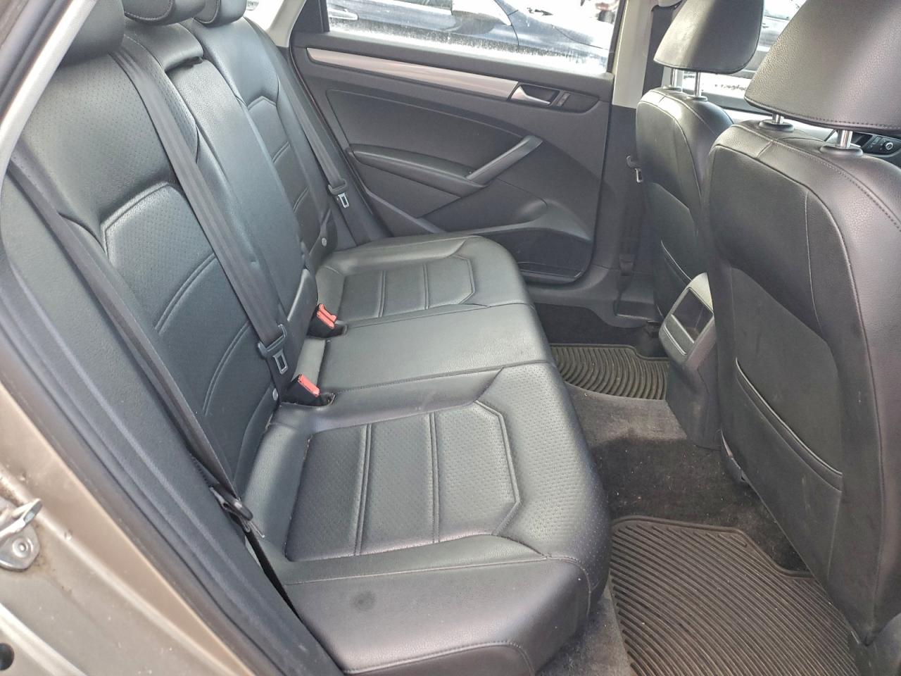 2015 VOLKSWAGEN PASSAT S photo 10