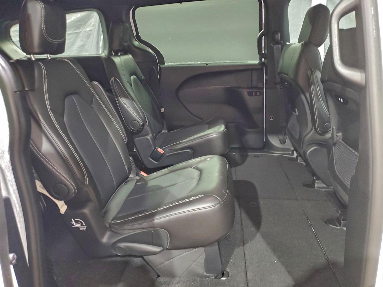 2026 CHRYSLER PACIFICA SELECT photo 31