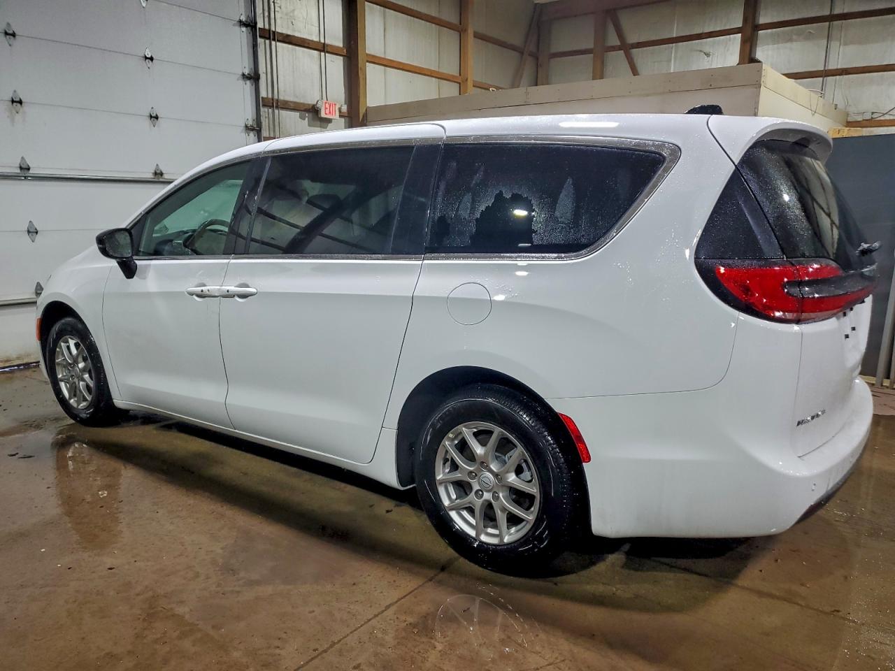 2026 CHRYSLER PACIFICA SELECT photo 4