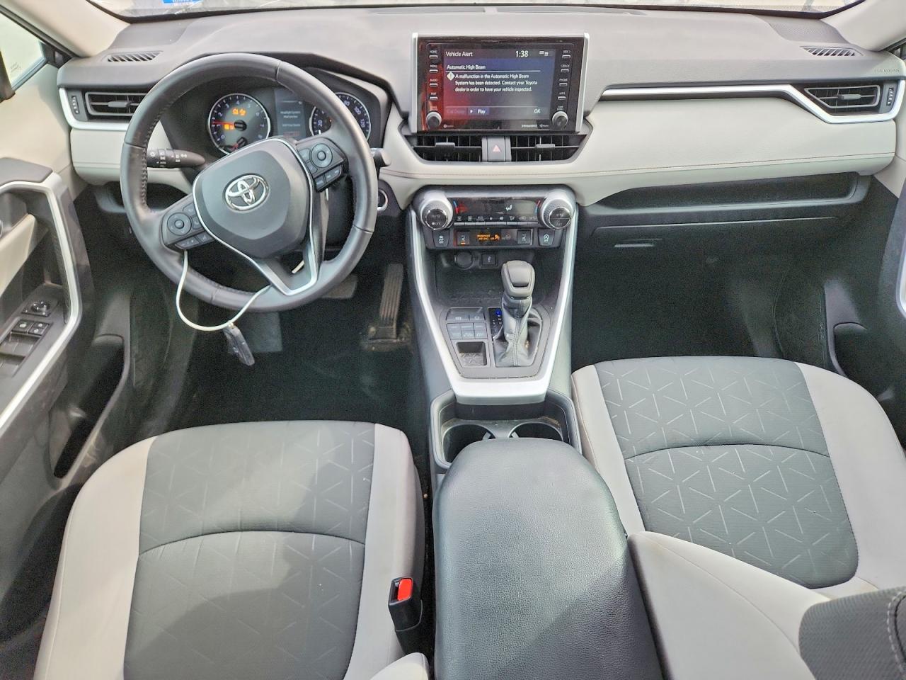 2021 TOYOTA RAV4 XLE photo 8