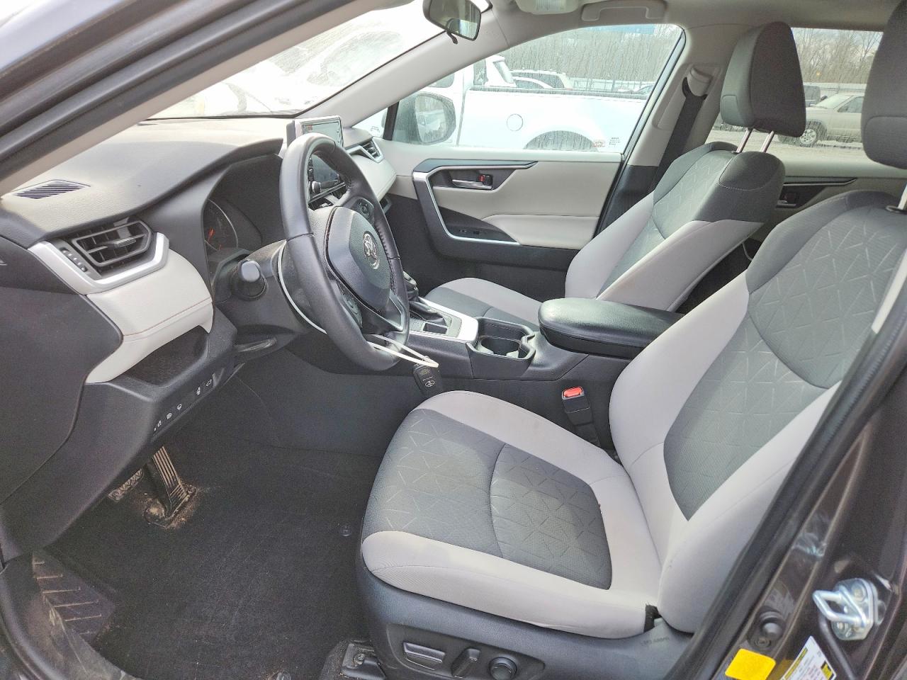 2021 TOYOTA RAV4 XLE photo 7