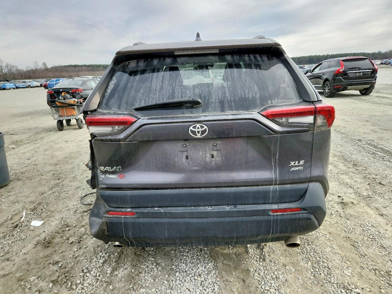 2021 TOYOTA RAV4 XLE photo 6