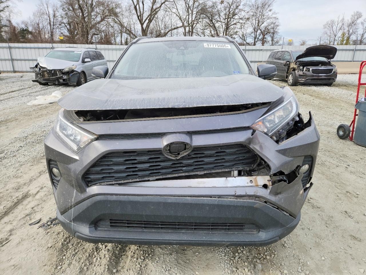 2021 TOYOTA RAV4 XLE photo 5