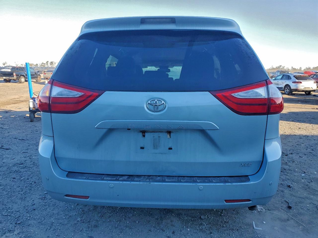 2017 TOYOTA SIENNA XLE photo 6